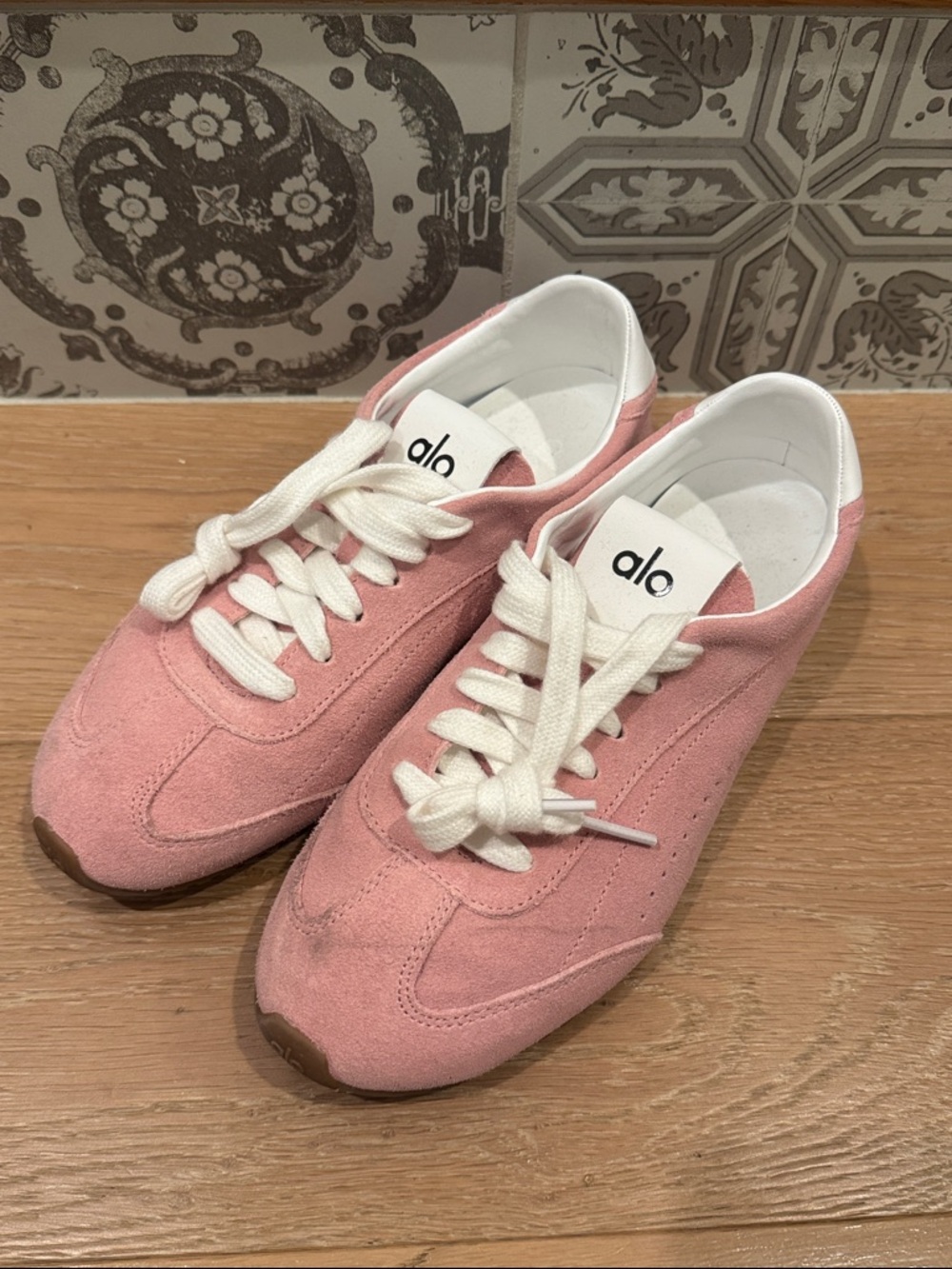 almost NEW ALO Yoga Pink Suede Low-Top Sneakers white Laces SZ 7.5 womens love 💖